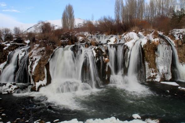 Van'�n Muradiye il�esinde bulunan ve her mevsim ayr� g�zelli�iyle ziyaret�ilerini kendine hayran b�rakan Muradiye �elalesi k�smen dondu.