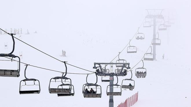 Dikme k�y�nde yer alan tesislere ula��m ayr�ca k�y minib�sleri ve �zel ara�larla sa�lan�yor.    Bing�l'de 4 y�l �nce hizmete giren tesis, kentin turizmine �nemli katk� sa�larken, her y�l d�zenlenen kayak festivali, para��t g�sterileri ve �e�itli etkinliklere de ev sahipli�i yap�yor.    DAP B�lge Kalk�nma �daresi Ba�kanl���nca turizmi geli�tirme program� kapsam�na al�nan kayak merkezi i�in master plan� haz�rlan�yor. �al��ma kapsam�nda, Hesarek Kayak Merkezi'nde yakla��k 1 milyon d�n�ml�k alana 9'un �zerinde mekanik tesis ile yeni pistler, da� evleri, yeni oteller ve �e�itli sosyal donat� alanlar�n�n yap�lmas� hedefleniyor.