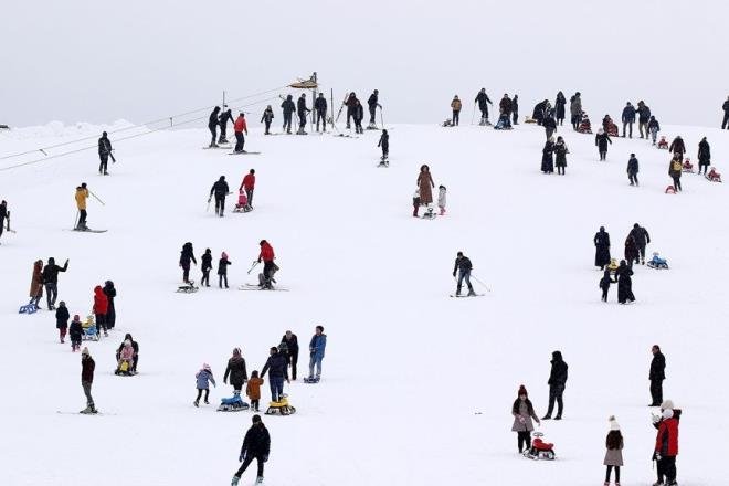 "EN PLANLI GEL��EN KAYAK MERKEZLER�NDEN B�R� OLACAK"    AK Parti Genel Ba�kan Yard�mc�s� Cevdet Y�lmaz, yapt��� a��klamada, Hesarek Kayak Merkezi Master Plan�'n�n tamamlanmas�yla yap�lacak yeni yat�r�mlarla Bing�l'�n ulusal ve uluslararas� d�zeydeki organizasyonlara ev sahipli�i yapabilecek, k�� turizminin �nemli bir merkezi haline gelece�ini s�yledi.    Kayak tesislerinin konu�land��� b�lgenin geli�meye m�sait oldu�unu kaydeden Y�lmaz, "Hesarek i�in uluslararas� dan��manl�k hizmeti de alarak yeni bir master plan� �al��mas� yap�yoruz. Bu �al��man�n tamamlanmas�yla Hesarek, T�rkiye'de en planl� geli�en kayak merkezlerinden biri olacak" dedi.