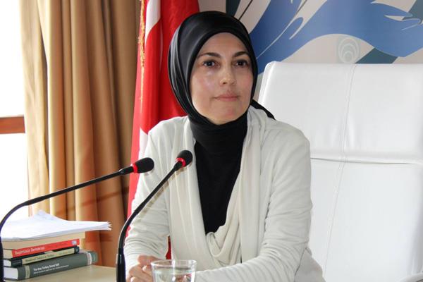 Merve Kavak�� Fazilet Partisi'nden 18 Nisan 1999 se�imlerinde �stanbul milletvekili olarak se�ildi. 2 May�s 1999'da TBMM'de and i�me t�renine ba��rt�l� gelince Meclis'ten ��kart�lm�� ve g�nlerce konu�ulmu�tu. Nazl� Il�cak'la birlikte Meclis'e gelen Kavak�� d�nemin ba�bakan� B�lent Ecevit taraf�ndan 'bu kad�na haddini bildirin' denilerek d��ar� ��kar�lm�� ve vekilli�i d���r�lm��t�. Kavak�� o olaydan sonra ABD'ye yerle�mi� ve orada hayat�na devam etmi�ti.