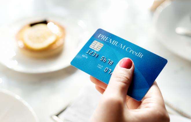 KMLER ALABLECEK? : Vatandan hangi bankaya kredi kart borcu olursa olsun Ziraat Bankas'ndan alnacak krediyle borlarn kapatabilecek. Kredi kart bor yaplandrmasnda faiz 24 aya kadar yzde 1,10, 60 aya kadar yzde 1,20 olacak. 31 Aralk 2018'e kadar olan kredi kart ve nakit avans borlar yaplandrlacak.