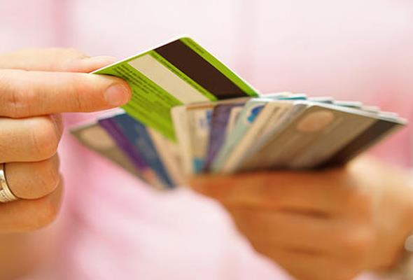 60 AYLIK ESNEKLK : Ziraat Bankas&#8217;nn 60 aya varan vade ile verecei kredi ile sektrn 48 ay vade kural da esnetilmi oldu. Dnya Gazetesi&#8217;nin edindii bilgiye gre tketici kredilerinde sektr kural olan 48 ay vade bu uygulama iin BDDK&#8217;nn izniyle 60 aya kartld. Normal bir krediye gre 12 ay daha fazla vade imkanna kavuan borlular bu sayede yzde 2.4 dzeyinde olan faiz ise yar yarya dm bir ekilde deyecek.