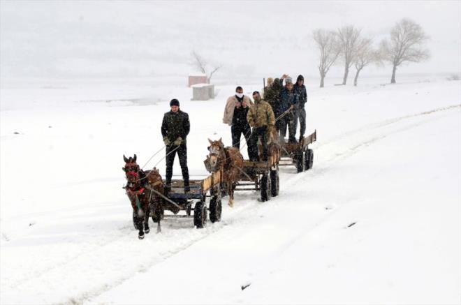 Sabahn erken saatlerinde kalkan gen obanlar, kydeki ilerini bitirdikten sonra atlarn alarak, kaplcann yolunu tutuyor.