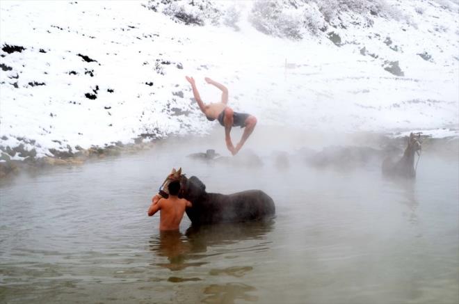 Kar ya ve tipi nedeniyle Bitlis'te, 297 yerleim biriminin yolu ulama kapand.