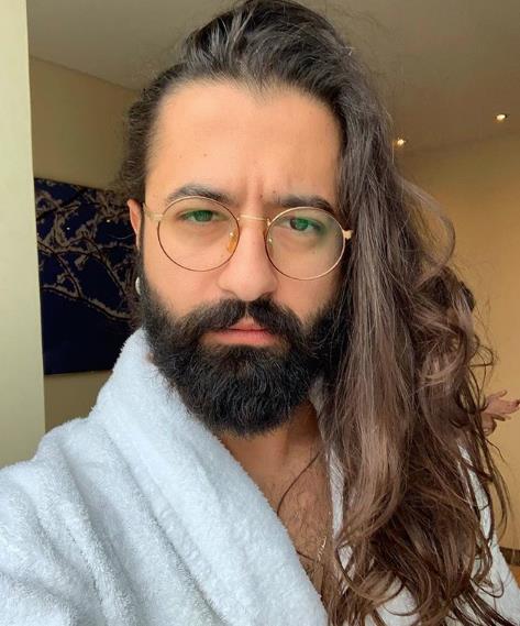 2008 ylnda &#8220;Mula niversitesi Fen-Edebiyat Fakltesi Fizik Blmn&#8221; kazanp, Ankara&#8217;y, mzii ve hayallerini her eyi askya alp Mula&#8217;ya gider. 2010 ylnda Mula&#8217;da niversite hayatna devam ederken Yetenek Sizsiniz Trkiye programna arkada Osman Arslan ile katlp beatbox yapmtr.