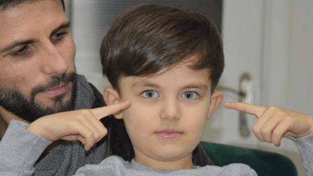 Cerrah Mahallesi'nde oturan Yakup (29) ve Hilal Polat (25) iftinin iki ocuundan by Emir Kayra, milyonda bir grlen, 'ris Kolobomu' rahatszl ile dnyaya geldi. Gzbebeinin aaya doru yayld grlen Emir Kayra, grenlerin ilgisini ekiyor. evresinde 'Kedi gzl ocuk' olarak adlandrlan Emir Kayra, "Geceleri karanlkta daha gzel grebiliyorum. Ik varm gibi gryorum" dedi.