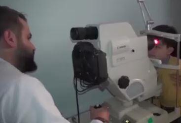 RS KOLOBOMU    <p>ris Kolobomu iris zerinde delik ve yrtk bulunmas anlamna geliyor. Kolobom kendiliinden oluabilir veya vcudun dier organlarn ve dokularn etkileyen bir sendromun bir paras olarak da ortaya kabilir. Iris kolobomu gzbebeinin kenarnda ikinci bir gzbebei ya da siyah entik gibi grnebilir. Bu gzbebeine dzensiz bir ekil verir. Ayrca gzbebeinden irisin kenarna kadar iris iinde bir blnme olarak grlebilir. Koloboma bir veya iki gz birden etkileyebilir.