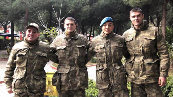 Oyuncu ve manken Bar Murat Yac, bedelli askerlik hakkn kullanarak vatani grevini yerine getirmek iin Manisa&#8217;da bulunan birliine teslim oldu