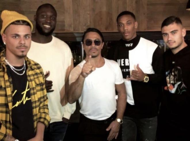 ngiltere Premier Lig devi Manchester United'n yldzlar, nl Trk et ustas Nusret'in Dubai'de ki restorantnda yemek yedi.    Keyifli dakikalar geirildii gzlenilen yemek srasnda Nusret, mehur "Saltbae" hareketiyle, izleyenlerle adeta grsel len sundu.