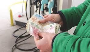 Bu gelimeler pompa fiyatlarnda bir kez daha zamm gndeme getirdi. Motorinde 20 kuru, benzinde 14-15 kuru zam hesaplanyor. En son geen sal gn benzininlitre fiyat 17, motorinin 18 kuru artmt.