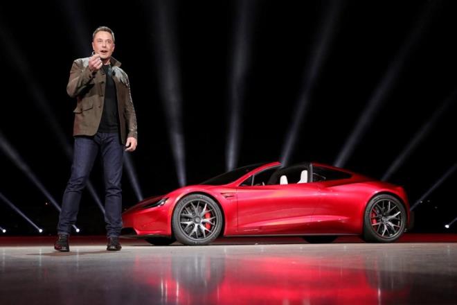 Tesla'nn yeni Roadster modeli irketin patronu Elon Musk'n kiisel Twitter hesabndan yapt aklama ile gndemde.     Zira Tesla'nn patronu Musk, "Yeni Roadster buna benzer eyler yapacak" notuyla bir uan otomobil grseli paylat.