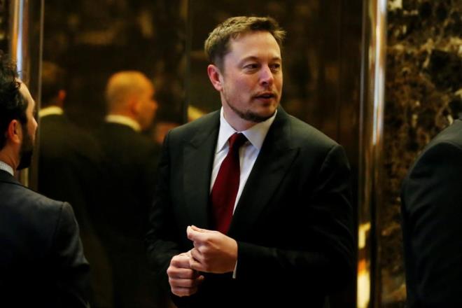 Elon Musk kendi kendine yazlm programlayp kodlamay rendi ve 12 yandayken kendi yazd Blastar isimli oyunu tasarlad ve daha sonra bu oyunu o zamann paras ile 500 dolara satarak biliim sektrndeki ilk parasn kazand.