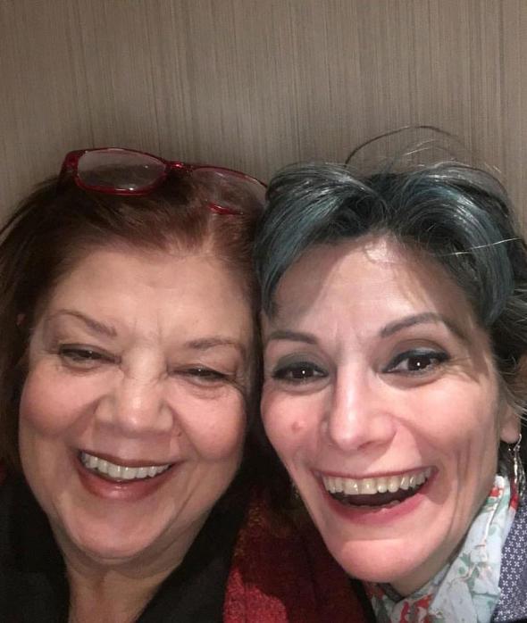 Dizide Nazan karakterini canlandran Aye Kk, sosyal medya hesabndan bu fotoraf " Bensucuum ile" notuyla paylat.