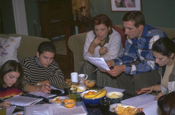 M.S.. Devlet Konservatuar Tiyatro Blm'nden mezun olan Bensu Orhunz, Bizimkiler dizisindeki ailenin kz "Bilge" rolyle geni kitlelerce tannd. Orhunz, ehir Tiyatrolar'nda ok sayda oyunda rol ald.