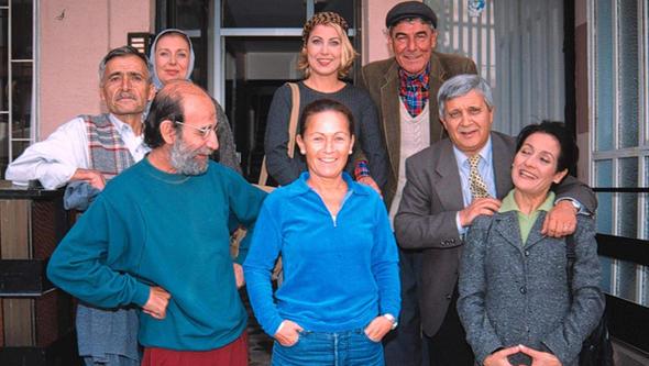 'Bizimkiler' dizisi 14 yl boyunca Trk televizyonlarnda yaynlanm, birka istisna dnda, yaynland gnlerin hep birincisi olmu, izleyicinin en beendii, en ok ve en uzun sreyle izledii dizi olma rekorunu elinde tuttu.