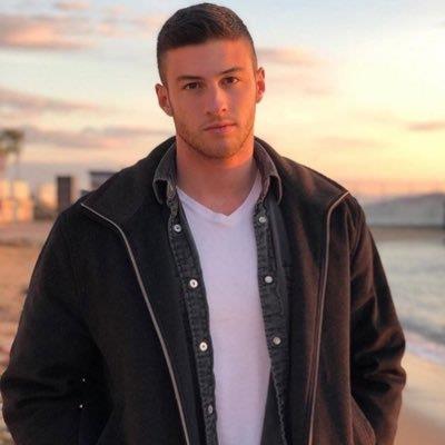 stanbul&#8217;da yaamn srdren Hakan Kank, 1999 ylnda dnyaya geldi. Avni Akyol Anadolu Gzel Sanatlar Lisesi&#8217;ni tamamladktan sonra Mula Skt Kocaman niversitesi Bodrum Gzel Sanatlar Fakltesi'nin heykel blmnde eitim grmeye balad. Et konusunda kendisini gelitiren ve farkl mekanlarn mutfaklarnda alan Hakan Kank, zellikle et piirme konusunda ok iddial bir isim. Asl meslei ise komidir.