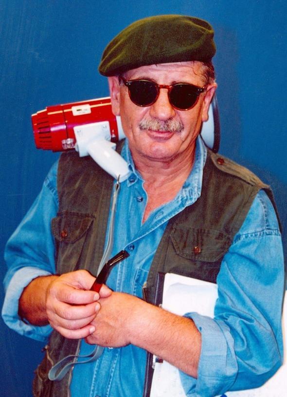 akac olarak tannan etin iftiolu, ekrandan uzak olduu dnemde 'Ben aka Yapyorum Millet Gerek Sanyor' adl bir kitap yazd.