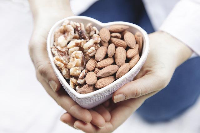 Badem, beden ve zihnin yorgunluunu giderirken, bbrek, mesane ve reme yollarndaki iltihaplar da yok eder.