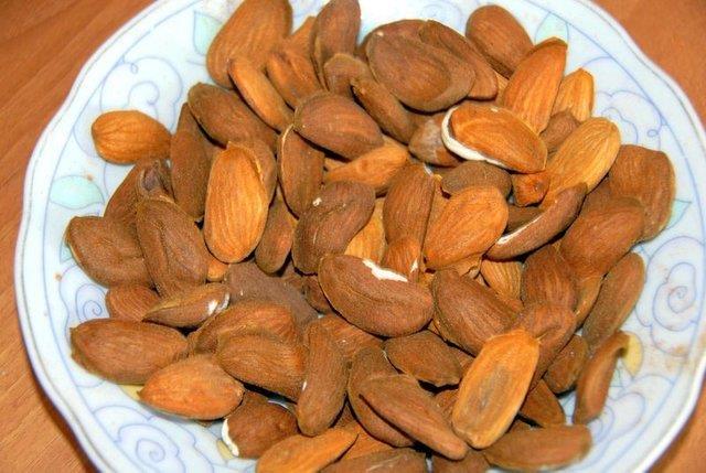 Fosfor, kemik salnn korunmasnda nemli bir etkiye sahiptir. Yalanmayla birlikte artan kemik arlarnn nlenmesinde ve dilerin dayanklln artrmada badem mutlaka gnlk olarak tketilmelidir.