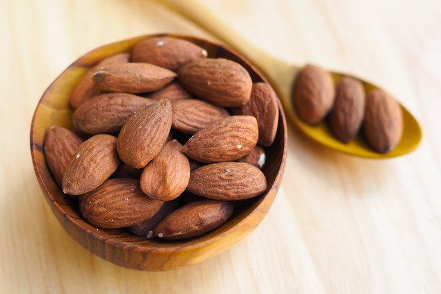 Lif asndan zengin olan badem kabzln giderilmesinde etkili bir besindir. Aratrmalara gre gnde 5 tane badem, kabzln giderilmesi iin yeterlidir.