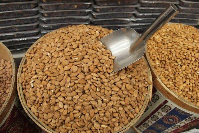 E vitamini asndan zengin olan badem antioksidan ierdiinden kalp saln nemli lde korur. Magnezyum, folik asit bulunmas kalp hastalklarndan bnyeyi korur ve arterlerde leke oluumuna engel olur.