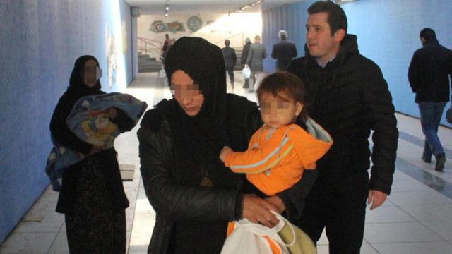 5 YAINDAK OCUUNU YOL ORTASINA BIRAKIP KAMAYA ALITI    Ekiplerin dilencileri yakalad srada da ilgin grntler ortaya kt. Ekipleri uzun sre peinden koturan yabanc uyruklu bir kadn dilenci, yakalanacan anlad srada 5 yandaki kz ocuunu yol ortasna brakp kamaya alt. Ekiplerce ksa srede yakalanan kadn dilenci zabta aracna bindirilirken yol ortasnda alayan kk kz ocuunu ise zabta ekipleri kucana alarak "Korkma kzm" diyerek sakinletirmeye alt.