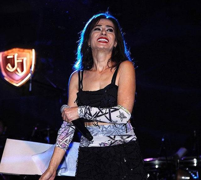 Kanal D'de yaynlanan 2. Sayfa programnn haberine gre ise Tilbe, konser esnasnda nce ekibini azarlam ardndan da drt kiiyi iten kovmutu.