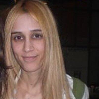 Ylmaz Erdoan'n ynetiminde oyuncularn kendi yazp oynad oyunlar 4 sezon boyunca ekranlarda frtna gibi esmi ve oyuncularn performans izleyiciden tam not almt. Sempatik tavrlar ve kendi yazd skelerle o dnem adndan ok sz ettiren Zeynep Koak imdi bambaka biri oldu!