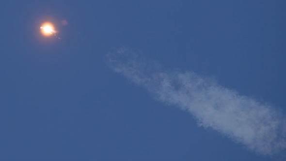 Blgede incelemelerini srdren ordu, sel riskini ortadan kaldrmak iin eitli blgelerde patlayclarla nehrin yolunu ayor.