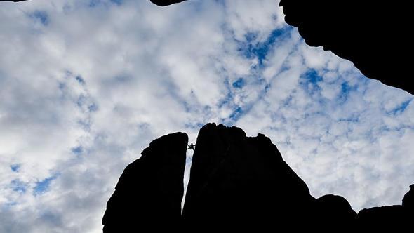 Bazlar dan kmesine yol aan etmenin bir gk cismi olduunu srarla savunsa da baz kiiler bu denli byk bir olayn ancak bir baka gezegenden gelen akll canllar tarafndan yaplabileceini belirtiyor.