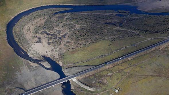 Dan kmesi sebebiyle oluan toprak ve kaya enkaz, Bureya Nehri'nin ynn deitirdi ve evredeki yerleim blgelerini tehdit etmeye balad.