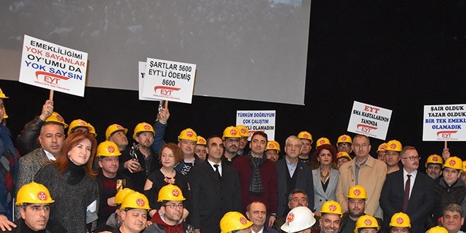 Manisa'nn Soma ilesinde kmr madenlerinde alan EYT'lilerden bazlar ise baret takt, zerinde, 'Somamz, kmrmz, helvamz, ne olacak halimiz' pankartlar tad. Yine, 'air olduk, yazar olduk, bir tek emekli olamadk', 'Emekleri yok saylan topluluk' yazl pankartlar tand. 'Edirne'den Kars'a, Jpiter'den Mars'a', sloganna uygun olarak tasarlanan kostmler de yine katlmclar tarafndan giyildi.