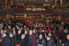 EYTSYDD Genel Bakan Gnl Boran zpark, yapt konumada siyasi bir gayelerinin olmadn ifade ederek, "Bu memlekete en fazla emek veren insanlarz. Bizden ncekiler 38 yalarnda emekli olduklar iin bu bir iddia deil, tartmasz bir gerektir. Yanl alg yaratmaya alan insanlarn syledii gibi bizim, '38 yanda emeklilik' gibi bir hedefimiz yok. Sadece bir yasann geriye doru iletilmesinin, hukuki ve mantksal olarak doru ve adil olmadn sylyoruz" dedi.    'BU MCADELE NAMUSLU BR HAK ARAYIIDIR'