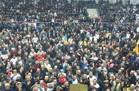 Emeklilikte yaa taklanlar tarafndan kurulan EYTSYDD'nin yeleri zmir'de bir araya geldi. Karyaka'da bulunan Deniz Baykal Kltr Merkezi'nde dzenlenen bilgilendirme toplantsna, Trkiye'nin drt bir yanndan yzlerce kii katld. Youn katlmn yaand toplantda, salona giremeyenler etkinlii, kltr merkezinin bahesine kurulan led ekranlardan takip etti. EYT'liler, 'Hkmet uyuma, duy sesimizi', 'Yalnzca adalet istiyoruz', 'EYT burada, Meclis nerede?' sloganlar att.