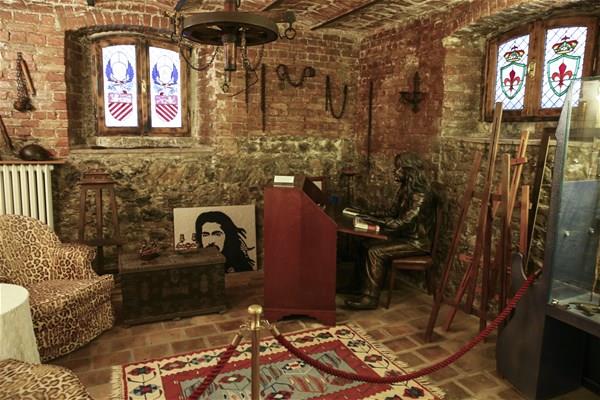 Sanatnn dnyann farkl lkelerinden toplad cam eyalar, sanat  hayat boyunca ald dller, yemek odas, kyafet odas, "Adam olacak ocuk  odas", klk ve yazlk bahenin yer ald mze, ocuklarn merakla gezecekleri  bir yer.