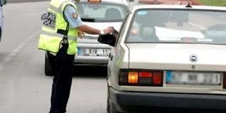 PARA CEZASI SANDI        KAPAT [X]    2,5 ay cezaevinde kalan polisler tutuksuz yarglanmak zere serbest braklrken, alan dava sonras ortaya kan karakola ait kamera grntlerinde polis memuru Erol G.'nin rveti aldktan sonra 'Nasl da aldk' eklinde sinkafl el hareketi yapt tespit edildi. Arkasndan yaplan el hareketinden dava aldktan sonra haberdar olan Zafer Cogun, "Cebimdeki paray almalar deil, en ok zoruma giden o yaptklar el hareketi oldu" dedi. Buca'da seyislik yapan Zafer Cogun'un arac Konak'n narl semtinde phe zerine motosikletli polis timleri tarafndan durduruldu. Arata av tfei bulan yunus timleri, hakknda ilem yaplmas iin Cogun'u Alsancak Polis Merkezi'ne teslim etti.