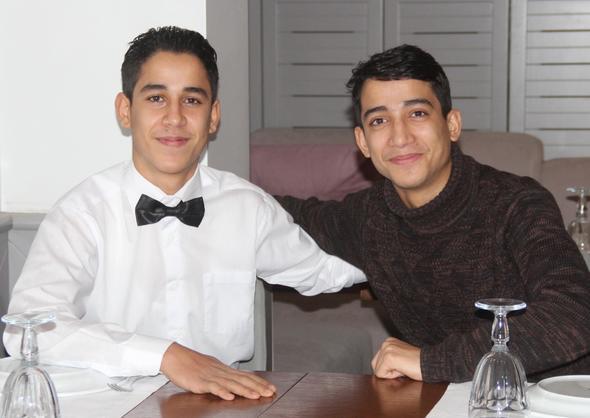 14 ubat 2002 doumlu olan ahin ve Muhammet Kendirci&#8217;yi birbirinden ayran tek zellik ise sesleri. Kardeinin milyonlarn gnlne taht kurmasndan gurur duyduunu syleyen Muhammet Kendirci, &#8220;O benim canmdr, onun benden sesi gzel, ben de ondan daha yakklym&#8221; dedi.