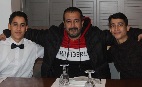 Baba Kemal Kendirci (42) ise, ailesinin geimini salamak iin yllarca hamallk yaptn, u anda olu ahin&#8217;le beraber turnelere gittiini belirterek, &#8220;ki ocuumun da bir yerlere gelmesi beni gururlandryor. ahin, Mslm filminde oynad ok da beenildi. Bu da bizi ok mutlu etti. Onun ikizi ise komilik yapyor, ekmeini karyor. ki olumla da gurur duyuyorum" diye konutu.