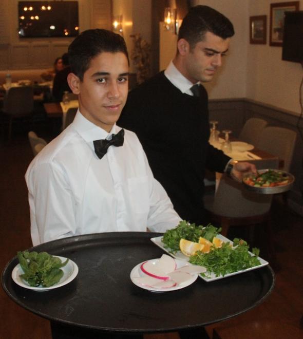 ahin Kendirci ise, Mslm filminde oynad iin ok mutlu olduunu, sokaktan olumlu tepkiler aldn belirterek, "Baz vatandalar bana artk ahin Baba diye sesleniyor. Bu da beni mutlu ediyor. Benim ikizim komi olarak alyor. Ben onunla aileme destek olduu iin ok gurur duyuyorum. Benim sesim gzel ama onun sesi gzel deil. O da almay ok seviyor. Bu ite iyi yerlere gelmek istiyor" dedi. Kendirci, yeni projeler olacan, teklifler geldiini ve deerlendireceini syledi.