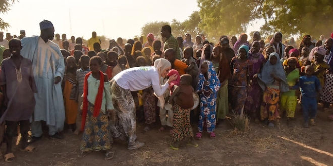 'Umut Pnar Su Kuyular Projesi' kapsamnda Kamerun'a giden, oyuncu Gamze zelik'in banda bulunduu "Umuda Koanlar Dernei" gnllleri, Kamerun'da su kuyular at.
