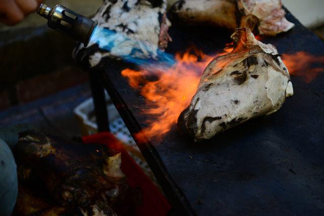 ar esnaf temsilcisi Tufan Dnen ise koyun kesiminde zaman zaman ktlk ve stokuluk olduunu, sakatat fiyatlarnn yaknda et fiyatn geeceini belirtti. Dnen, bir tane kelleden 5 tabak orba ktn ancak lokantalarda 1 tabak orbann 25 TL'ye satldn kaydetti. **KAYNAK:DHA