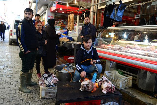 Vatandan ilgisi yksek ama fiyatlar yksek olduu iin vatanda yiyemiyor. i kelle kazanda scak suda halanyor, kllar knca kr bakla tertemiz ediliyor sonra prmzle yaklyor" diye konutu.