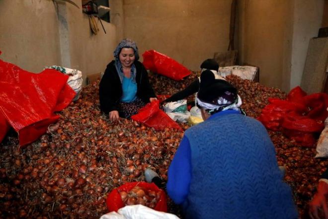 Ben 45 yandaym herkes 35 yanda falan gsterdiimi sylyor. Ben de herkesin ayann topraa basmasn tavsiye ediyorum. Topraktaki enerji, insan hem genletiriyor hem gzelletiriyor. Topran vermi olduu enerji hibir yerde yok. Bir kar bile olsa insann topra olmal." diye konutu.