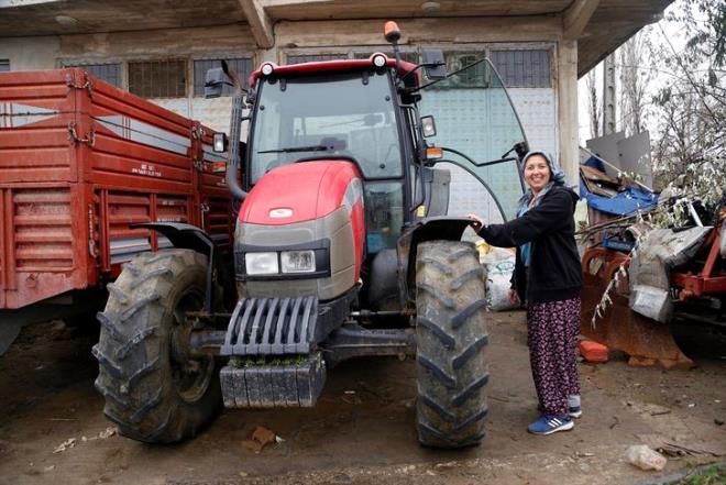 stanbul'dan sonra Tekirda'da rahat bir nefes aldn aktaran Ync, "stanbul'dan geldikten sonra burada nefes aldm. Egzoz dumanndan, ehrin sanayisinden sonra buras adeta bana yeni bir nefes oldu. Burada yeniden dodum. Toprak kokusu, havas huzur veriyor.