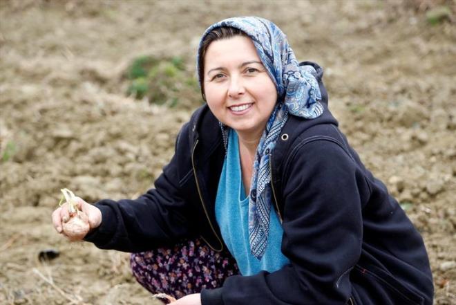 Baba ocann bulunduu Zafer Mahallesi'nde kendilerine ait topraklarda iftilik yapmaya balayan Ync, ksa srede rendii iftilikte 15 yl devirdi. Erken saatlerde traktrle tarlaya giden, tarla sren ve apalayan Ync, maharetiyle evredekilerin takdirini topluyor.