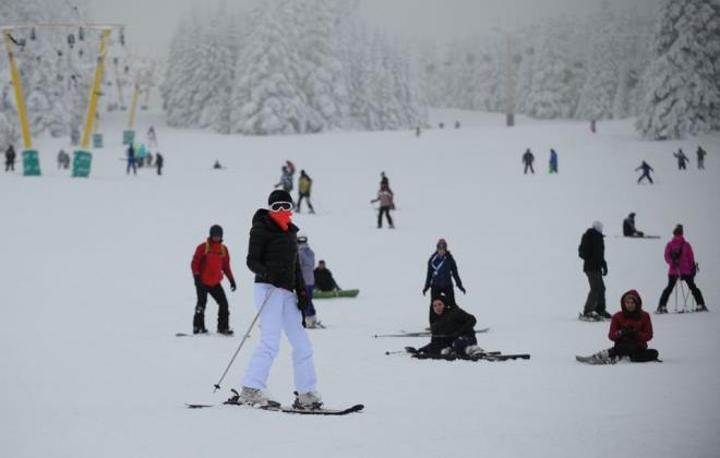 Uluda'n yollarnn Karayollar ekipleri tarafndan 24 saat aldn dile getiren Yuvac, "Misafirlerimizin bu konuda bir tereddt yaamasna gerek yok. Yar yl dneminde de doluluk u an iin yzde 80'lerde. Yzde 20 misafirlermiz de kararn verememi olanlar. Programn ayarlayp gelenler iin beklentilerimiz sryor. Yzde 100 dolu olarak geeceini tahmin ediyoruz. Fiyatlarmz bin ila bin 500 TL arasnda deiiyor. ocuklar iin programlarmz var. Bu programlar eitici ve elendirici olacak. Ailelerin ocuklar rahata brakp kayak yapmaya kaca bir otel" diye konutu.