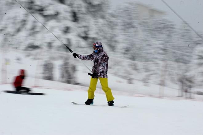 20 Ocak itibariyle ubat ayna kadar yar yl tatili devam edecek. 3 ve 4 gecelik paketlerimizi sattk. Yzde 90 doluluklar u anda yakaladk. Hafta ii fiyatlarmz kii ba 650 TL'den balyor. Hafta sonu ise 920 TL civarnda. White Fest'te bizim otelimiz ana tesis olacak. Uluda'da festivaller renkli geiyor. 3 ubat ile 17 ubat'a kadar festival kapsamnda faaliyetlerimiz devam edecek" eklinde konutu.