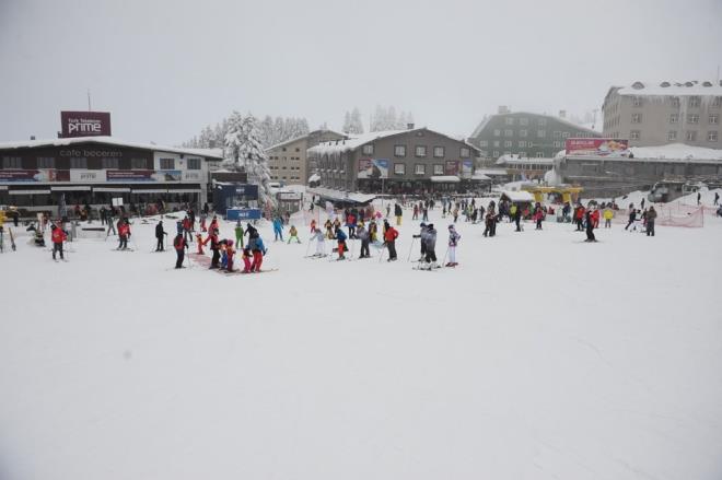 Bof Otel letme Mdr Ozan Yuvac da yl ba dnemini hareketli geirdiklerini ifade ederek, "Tatilciler paket programlarn ok iyi geirdiler. Yl bann pazartesiye denk gelmesi de insanlarn rahat tatil yapabilmesini salad. Doluluk oranlar olarak geen kn ok ok stndeyiz. Geen seneye gre bu yl yzde 40-50 daha fazla kar var. Kar ya pistleri ok gzel bir hale getirdi. Pistler gzel olunca misafirler de Uluda' tercih ediyor" dedi.