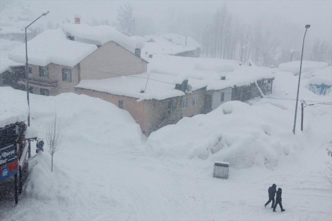 Binalarn ilk katlarnn kara gmld ilede gece eksi 30'lara kadar den hava scakl nedeniyle ise vatandalar zor anlar yayor.