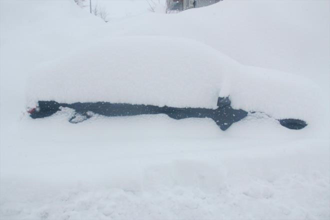 Son yllarn en ok kar yann yaand Tunceli'nin Ovack ilesinde kar kalnl 3 metreye yaklat, okullar, baz kamu kurum binalar ve evler neredeyse grnmez hale geldi.